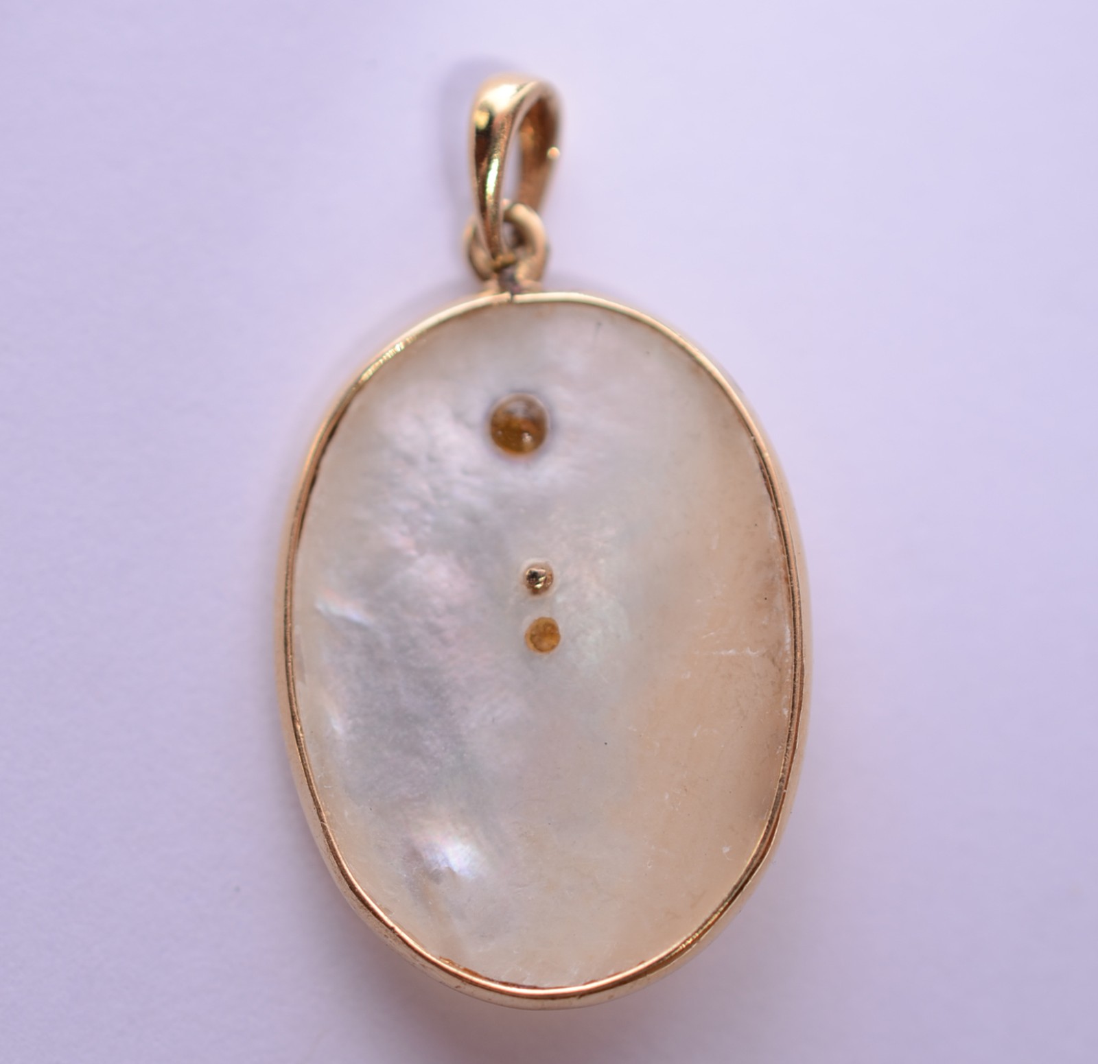 Pendente feitio oval de ouro 18 k., diamante e pomba da paz. (Por... - foto 4 de 4