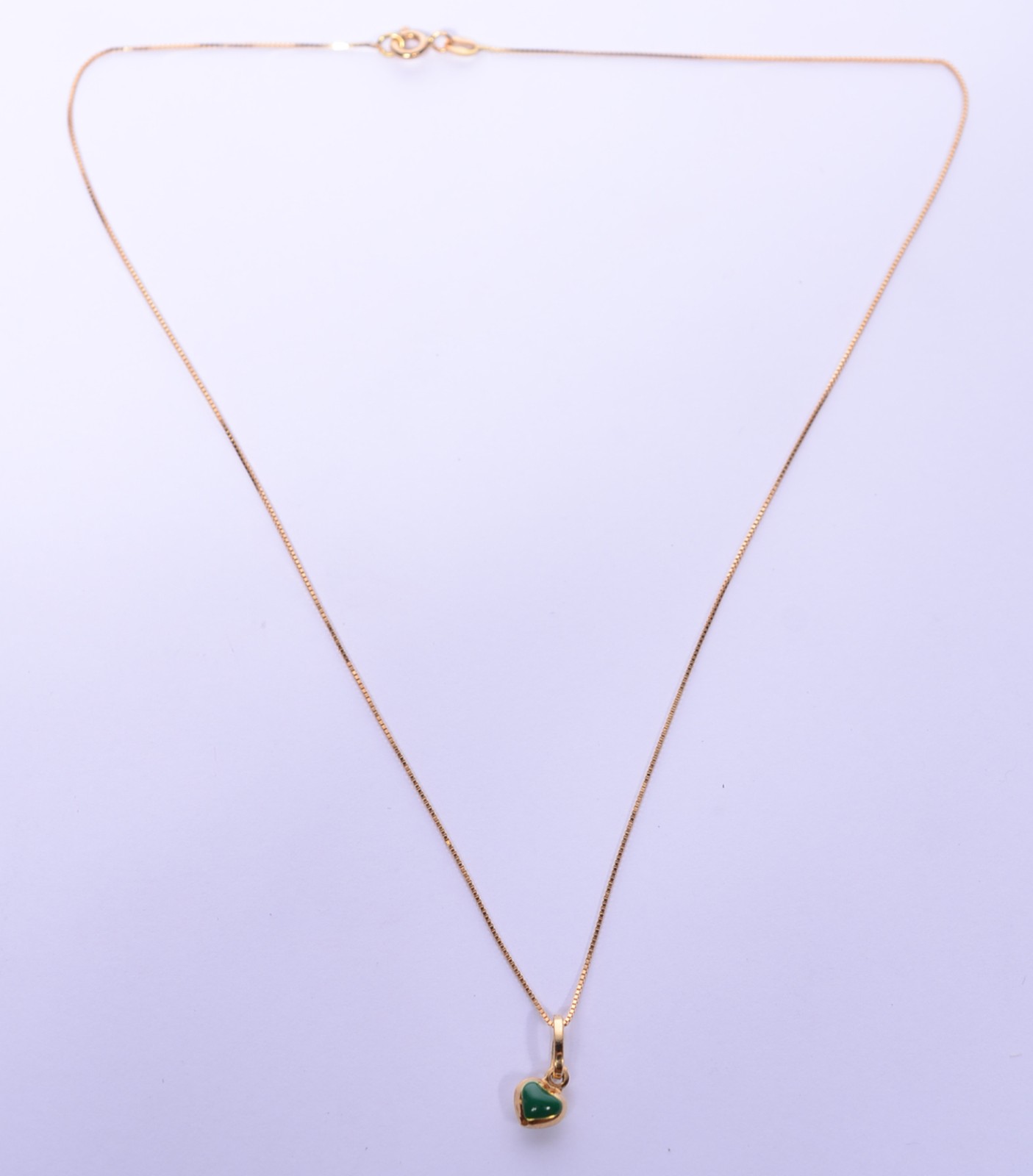 Colar com pendente feitio coração com esmeralda cabochon de ouro 18... - foto 1 de 7