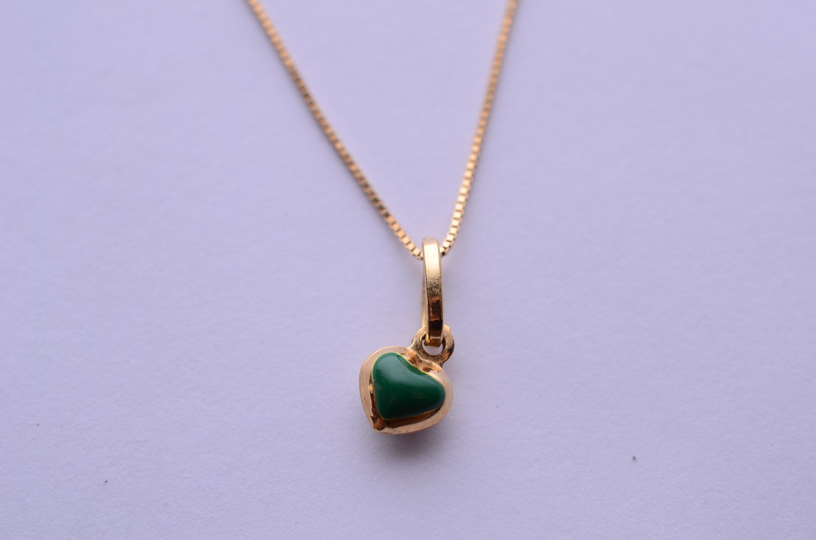 Colar com pendente feitio coração com esmeralda cabochon de ouro 18... - foto 2 de 7