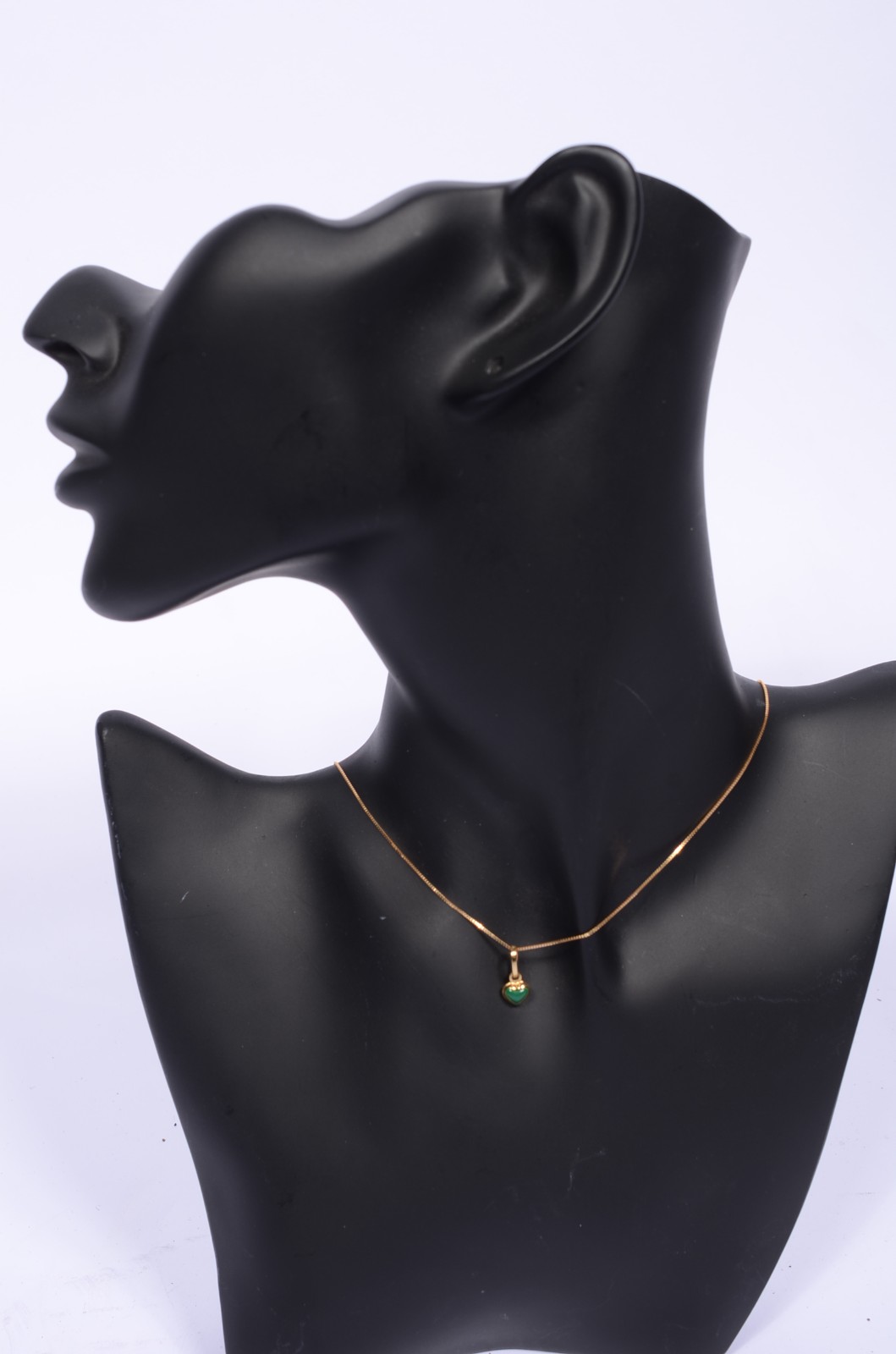 Colar com pendente feitio coração com esmeralda cabochon de ouro 18... - foto 5 de 7