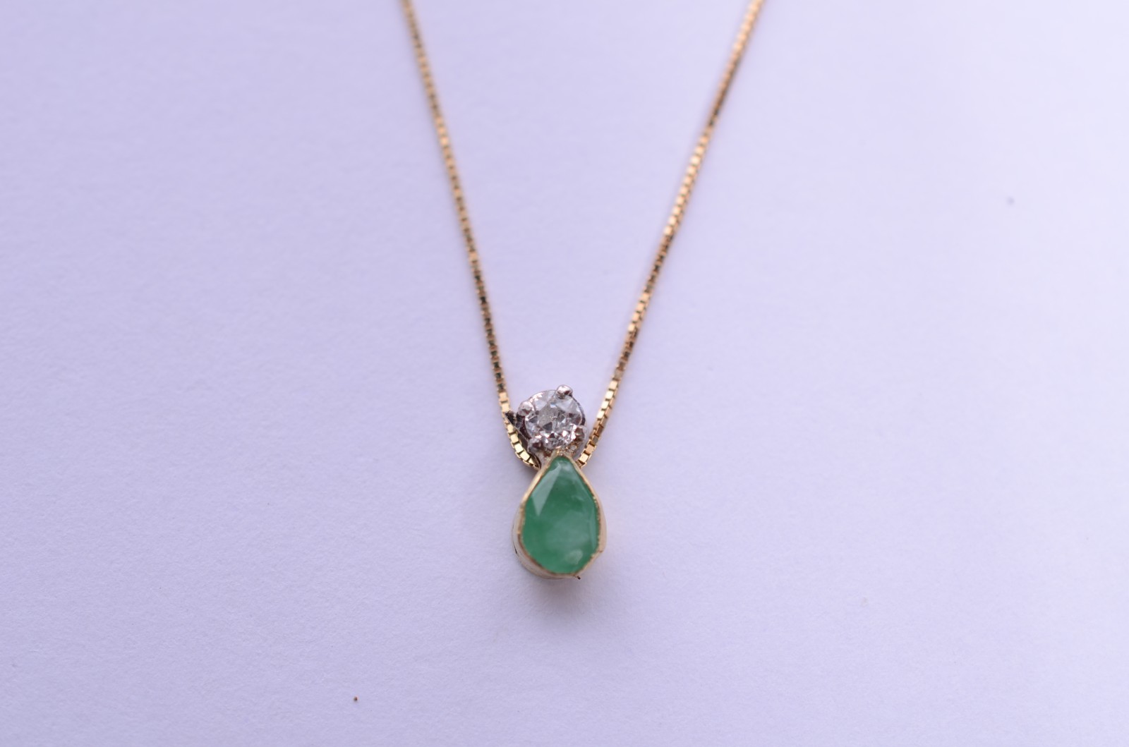 Colar de ouro 18 k., pendente feitio gota com esmeralda e um... - foto 1 de 8