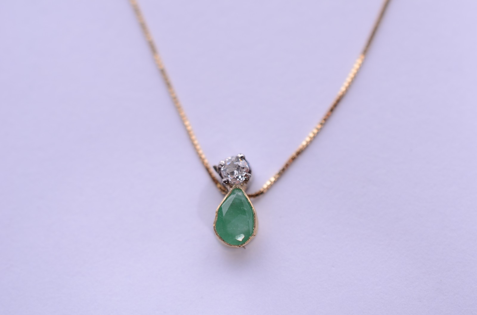 Colar de ouro 18 k., pendente feitio gota com esmeralda e um... - foto 4 de 8