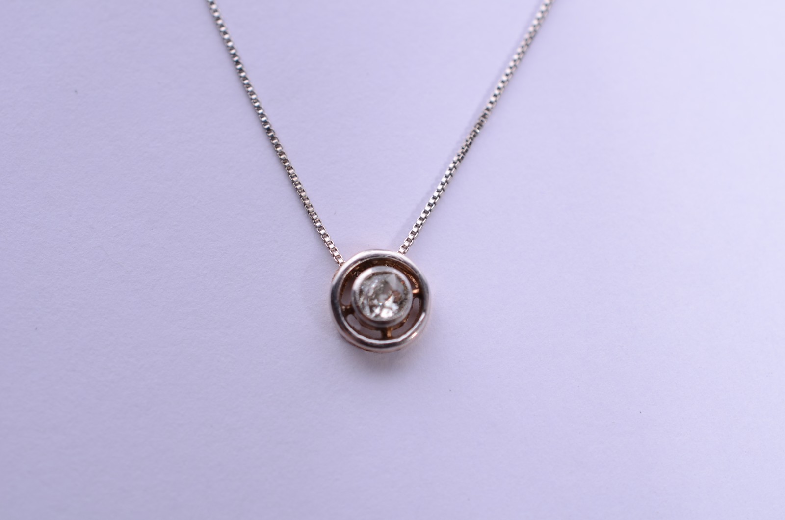 Colar de ouro branco com ponto de luz. (Por motivos de segurança a... - foto 1 de 8