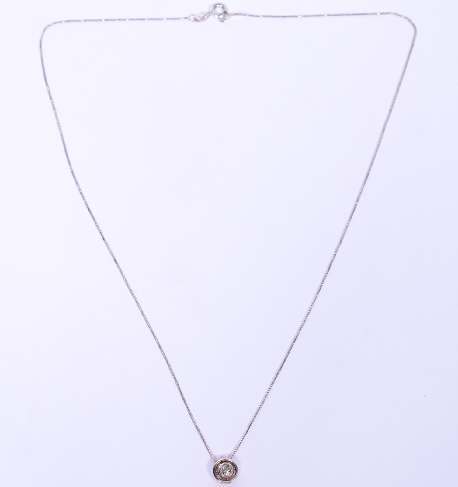 Colar de ouro branco com ponto de luz. (Por motivos de segurança a... - foto 2 de 8