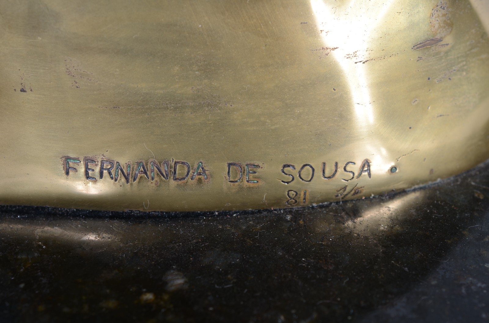 Dorso de bronze, base de mármore. Assinada. - foto 7 de 8