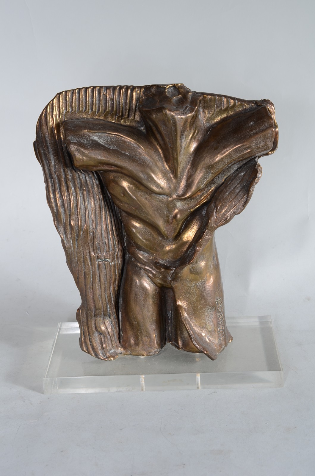 Dorso de bronze, base de acrílico, assinado Don - datado 1987. - foto 1 de 7