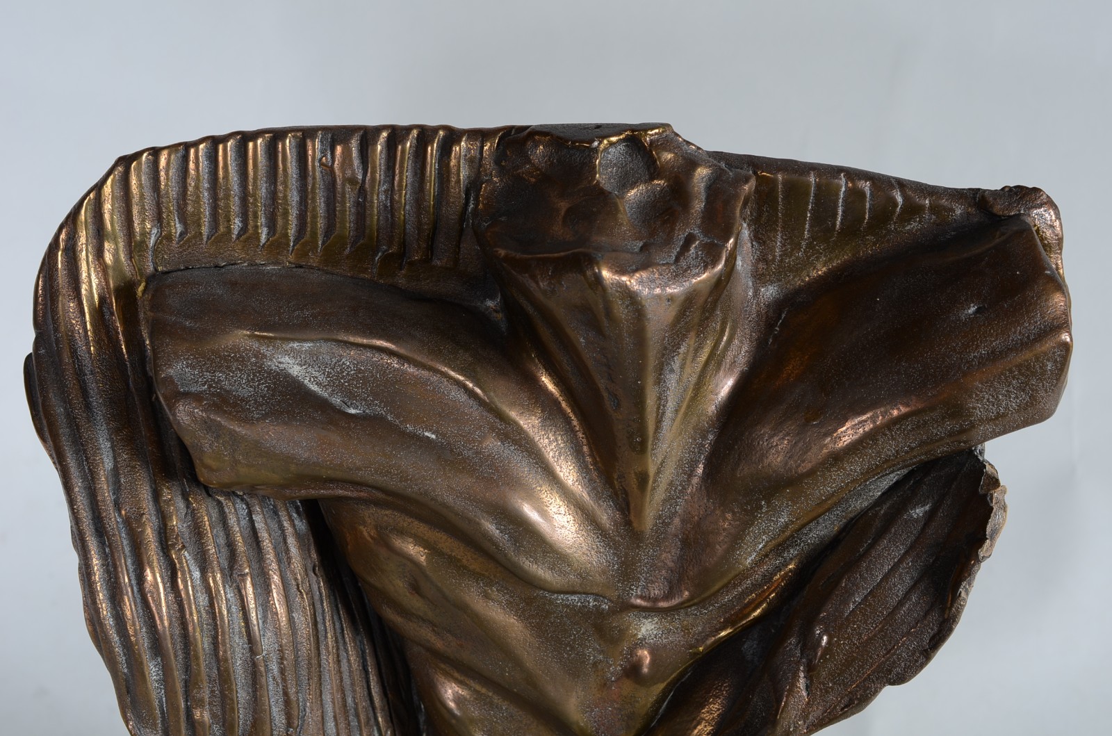 Dorso de bronze, base de acrílico, assinado Don - datado 1987. - foto 2 de 7