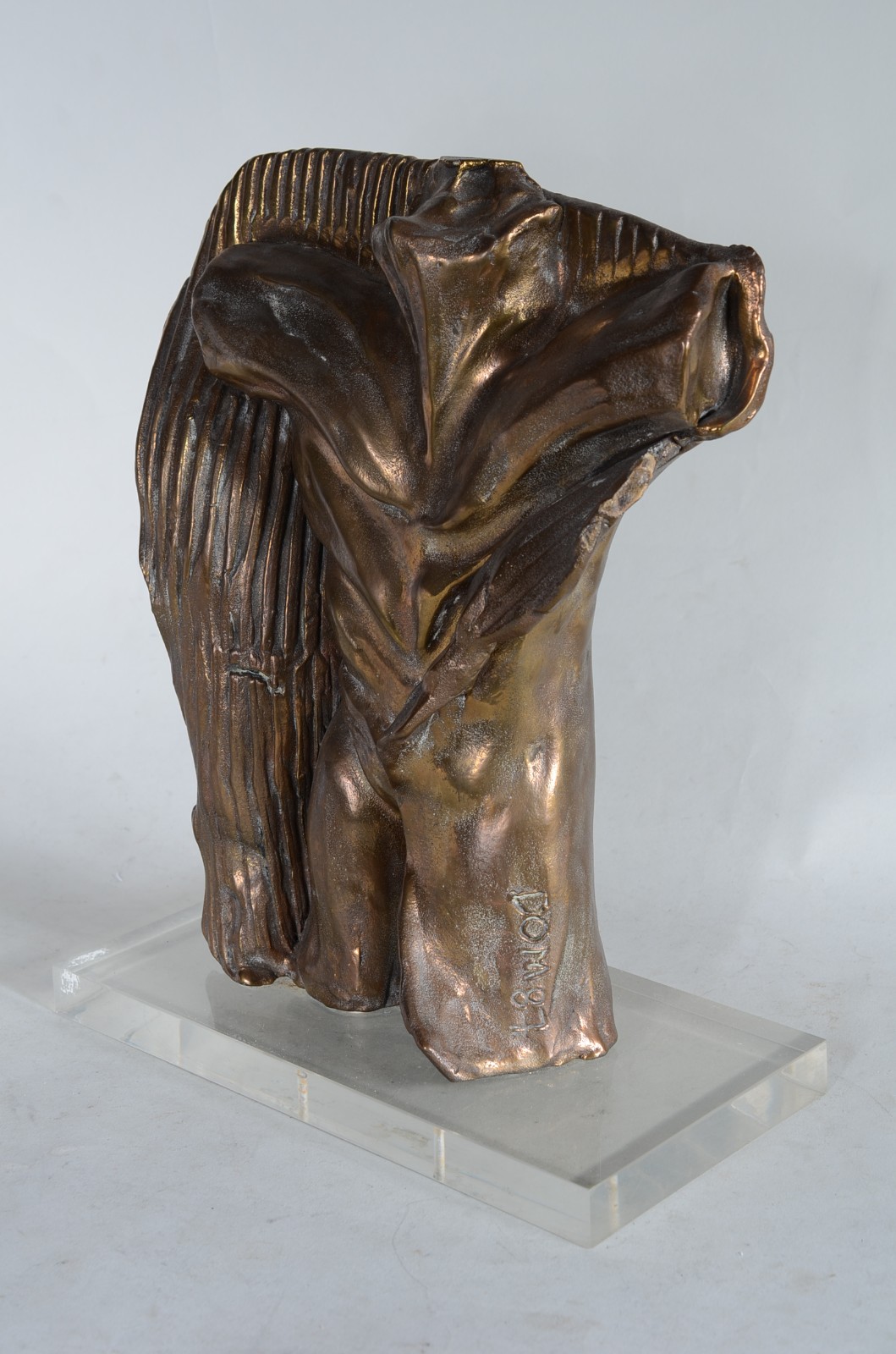 Dorso de bronze, base de acrílico, assinado Don - datado 1987. - foto 4 de 7