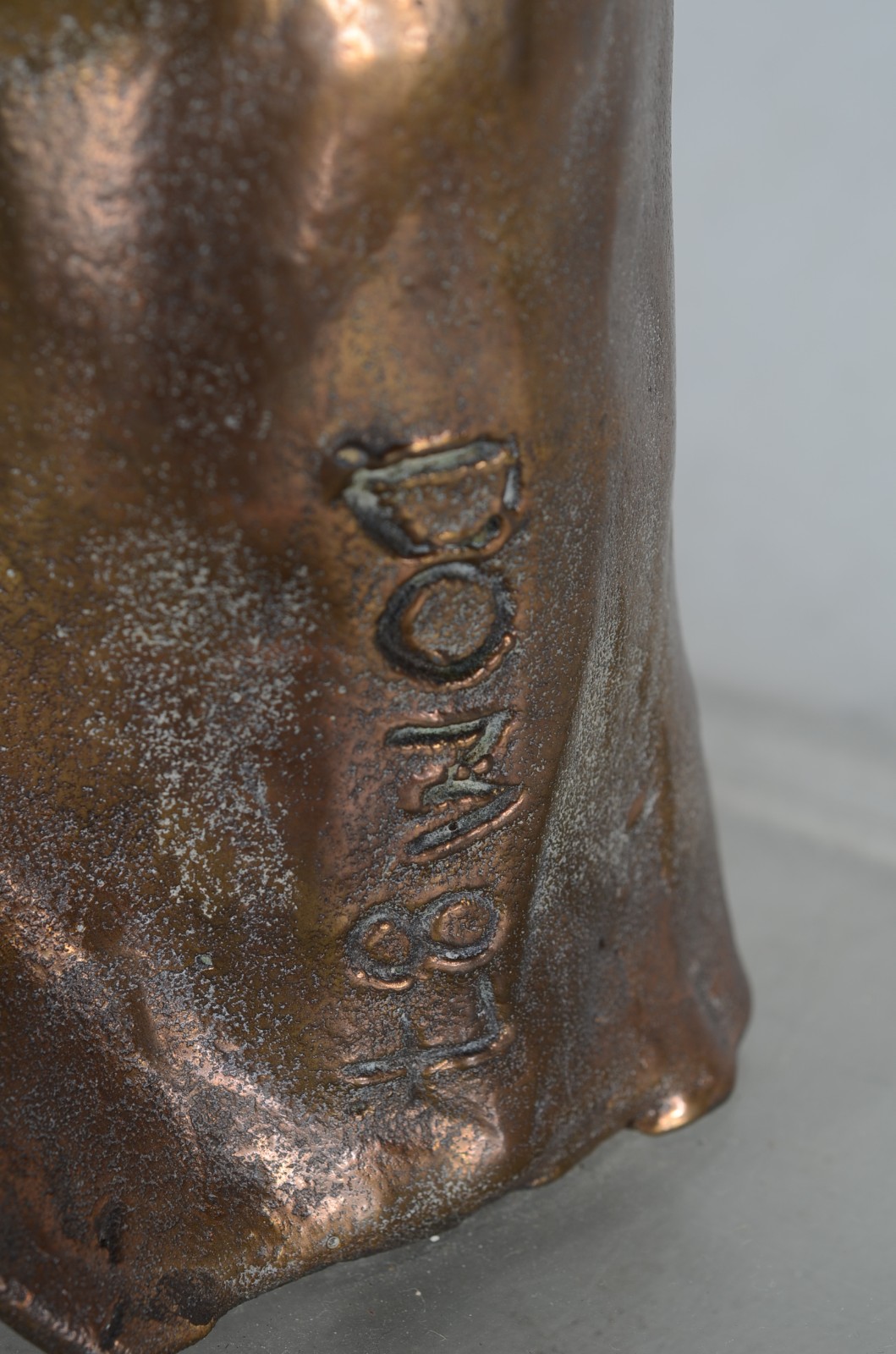 Dorso de bronze, base de acrílico, assinado Don - datado 1987. - foto 6 de 7