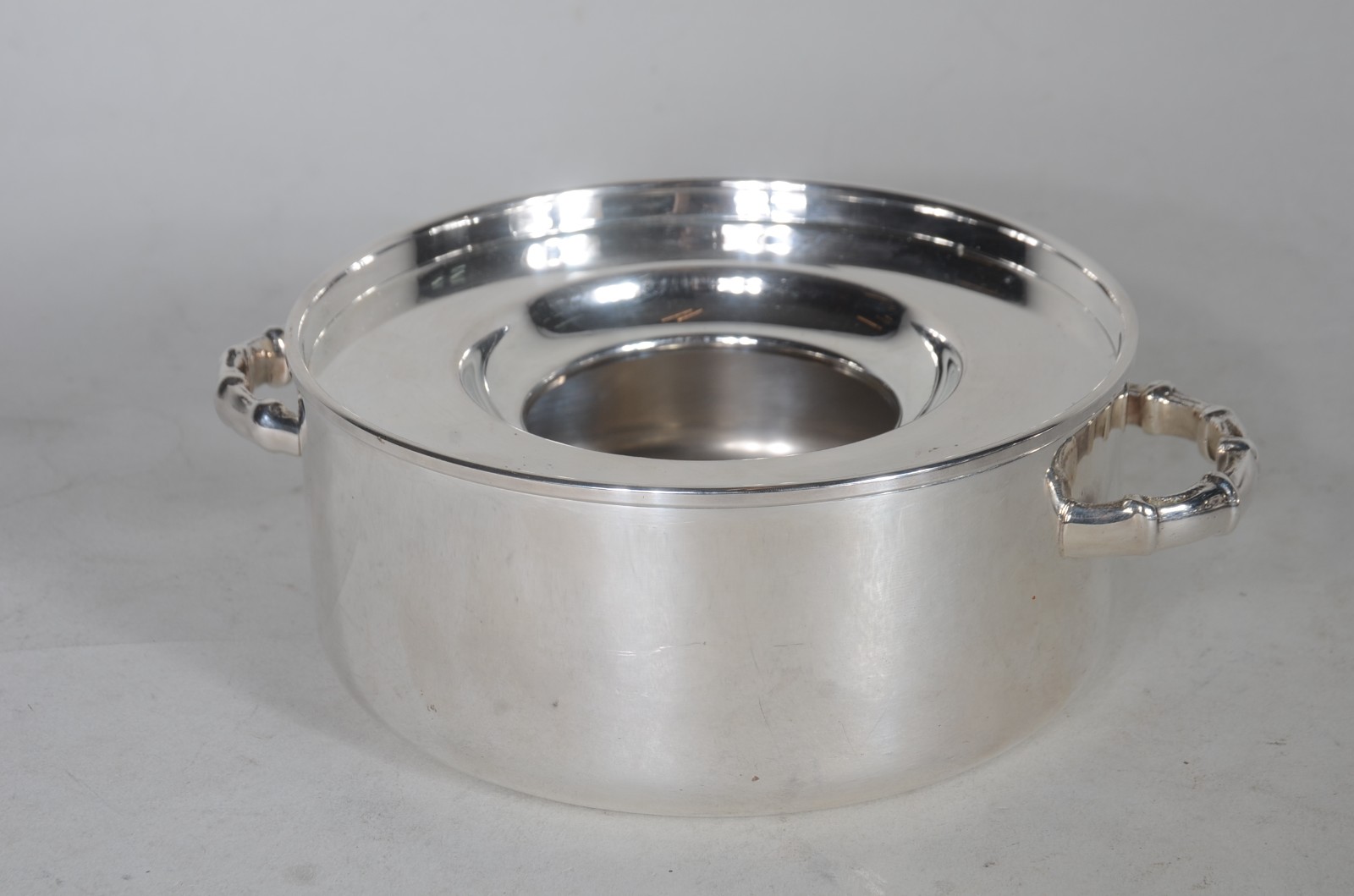 Diversas peças de metal prateado, sendo: 2 bandejas, porta caviar... - foto 2 de 8
