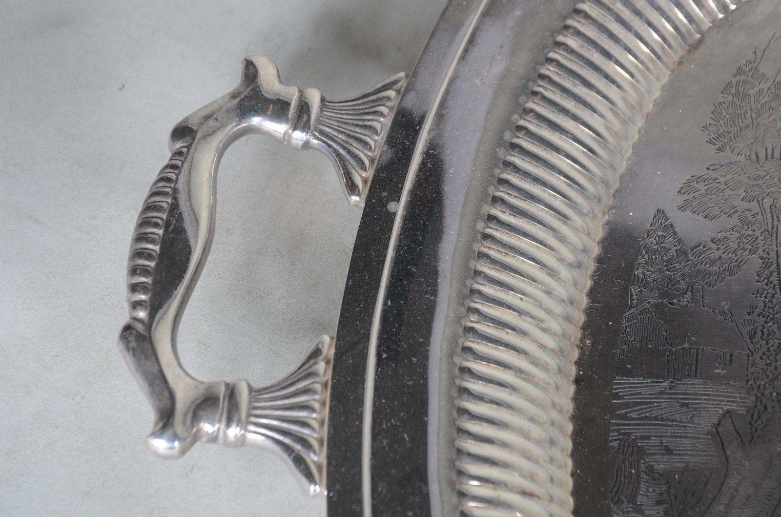 Diversas peças de metal prateado, sendo: 2 bandejas, porta caviar... - foto 7 de 8