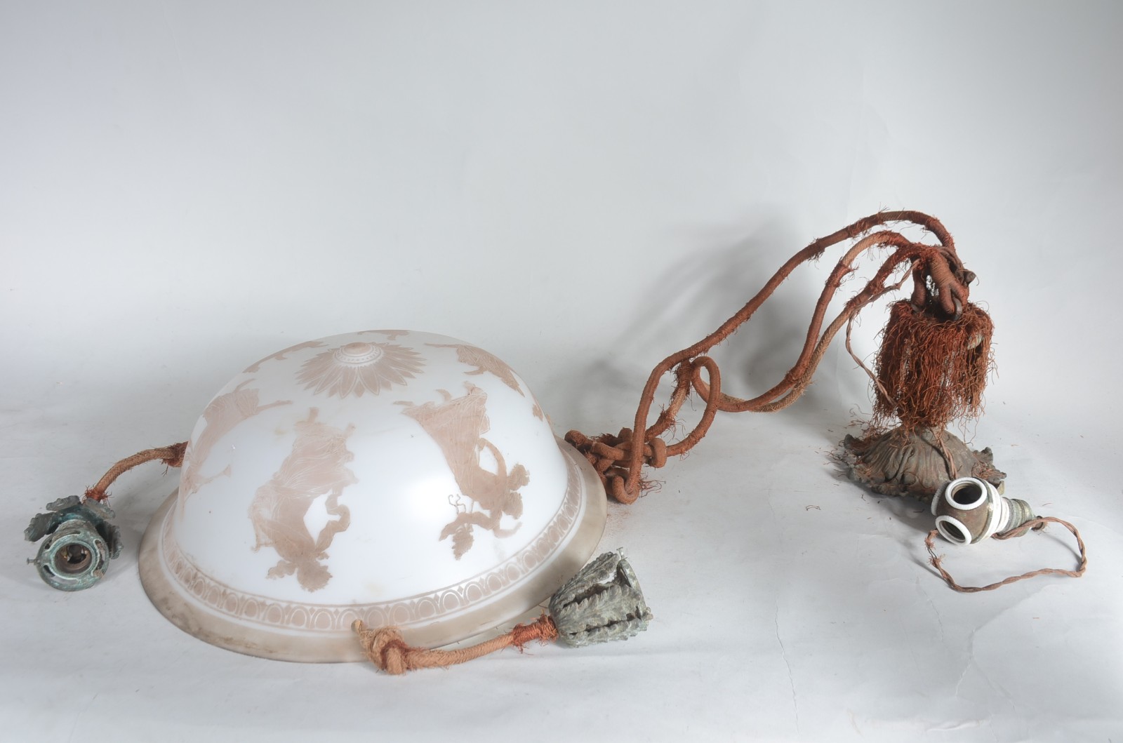 Lustre feitio "bacia" de vidro opalinado, tres pendentes com cordas e... - foto 1 de 8