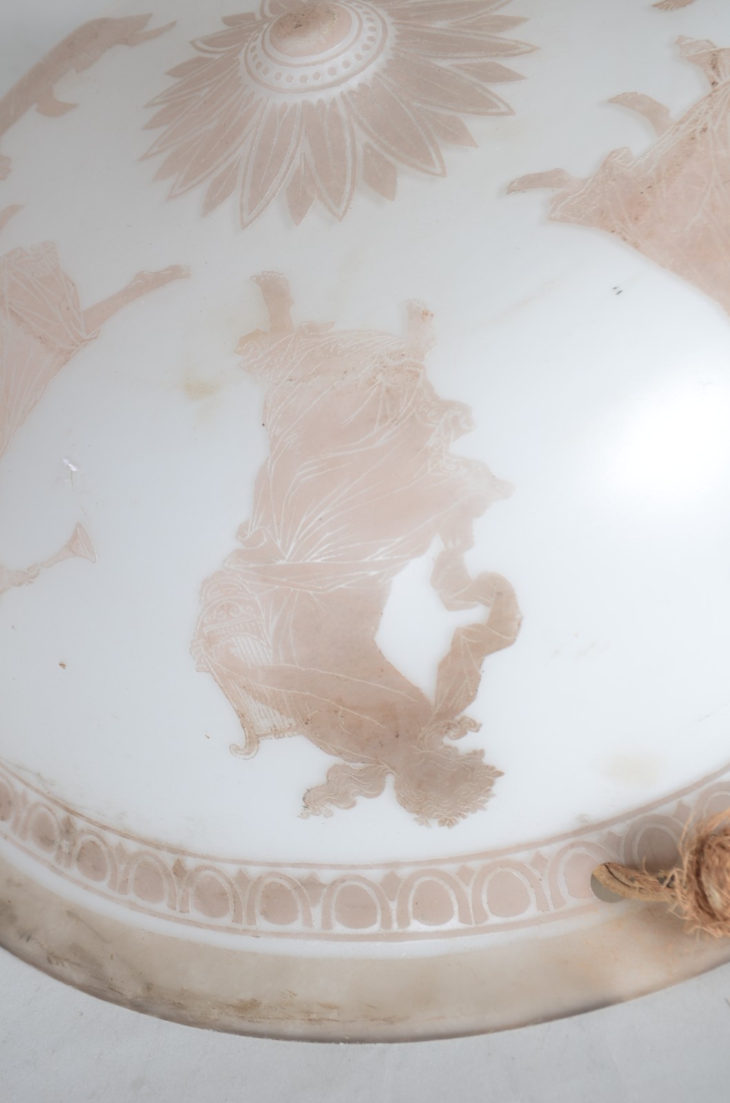 Lustre feitio "bacia" de vidro opalinado, tres pendentes com cordas e... - foto 2 de 8