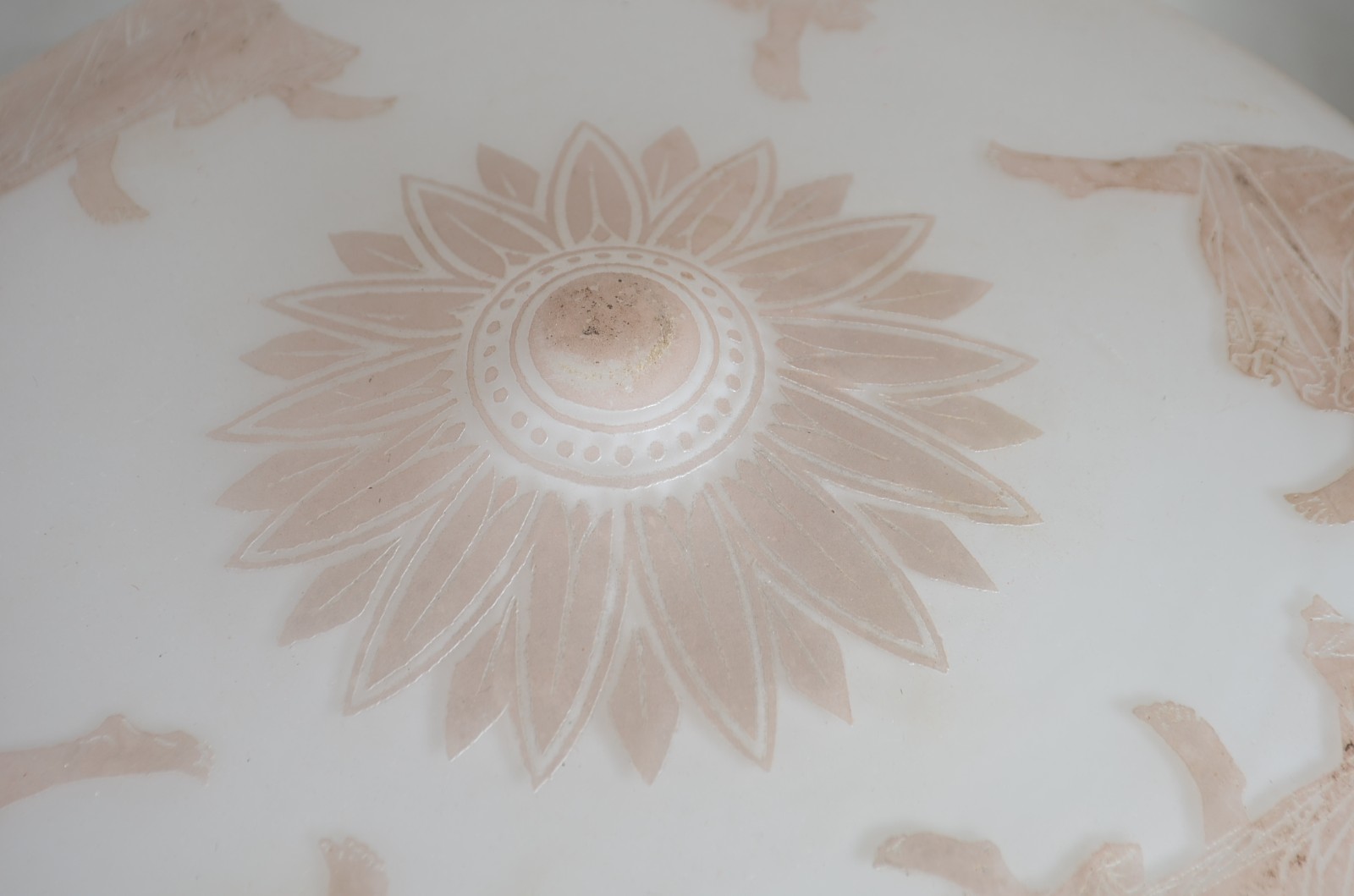 Lustre feitio "bacia" de vidro opalinado, tres pendentes com cordas e... - foto 4 de 8