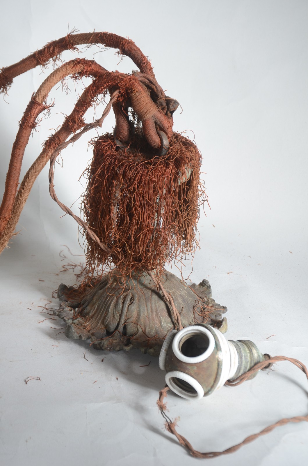 Lustre feitio "bacia" de vidro opalinado, tres pendentes com cordas e... - foto 5 de 8