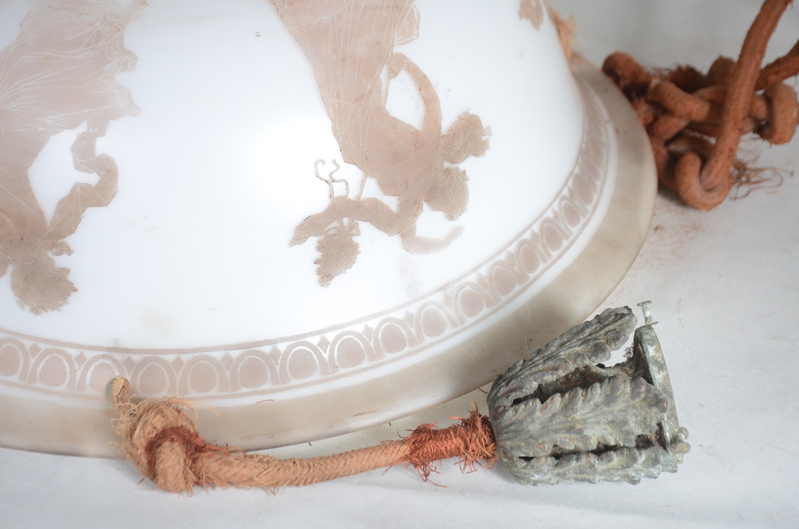 Lustre feitio "bacia" de vidro opalinado, tres pendentes com cordas e... - foto 6 de 8