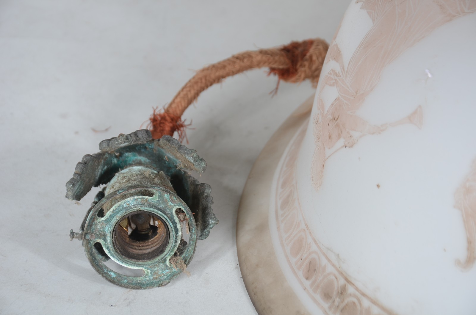 Lustre feitio "bacia" de vidro opalinado, tres pendentes com cordas e... - foto 7 de 8