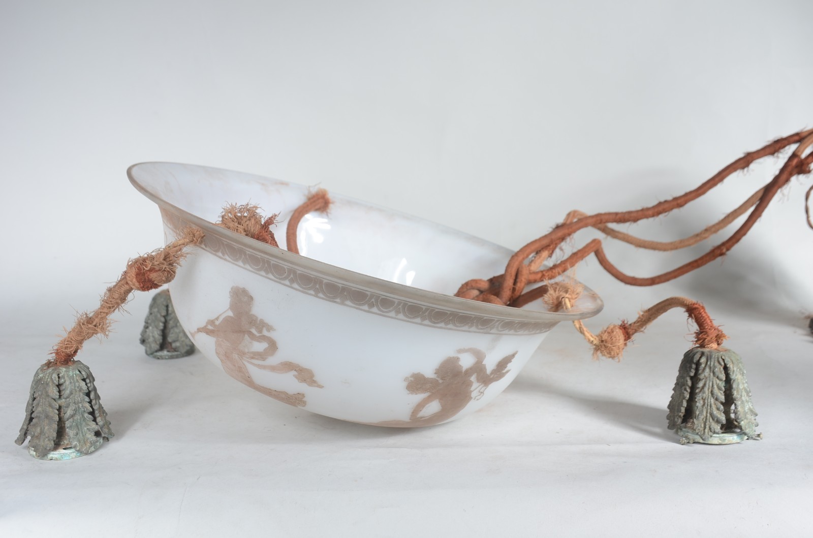 Lustre feitio "bacia" de vidro opalinado, tres pendentes com cordas e... - foto 8 de 8