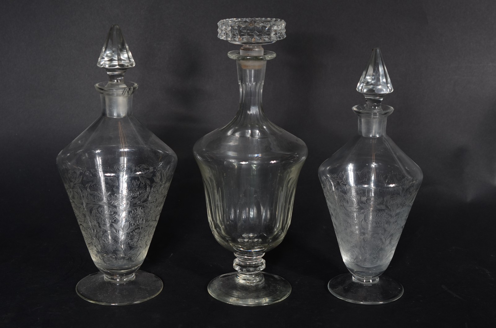 Três garrafas de cristal. Uma lascada na borda. - foto 1 de 10