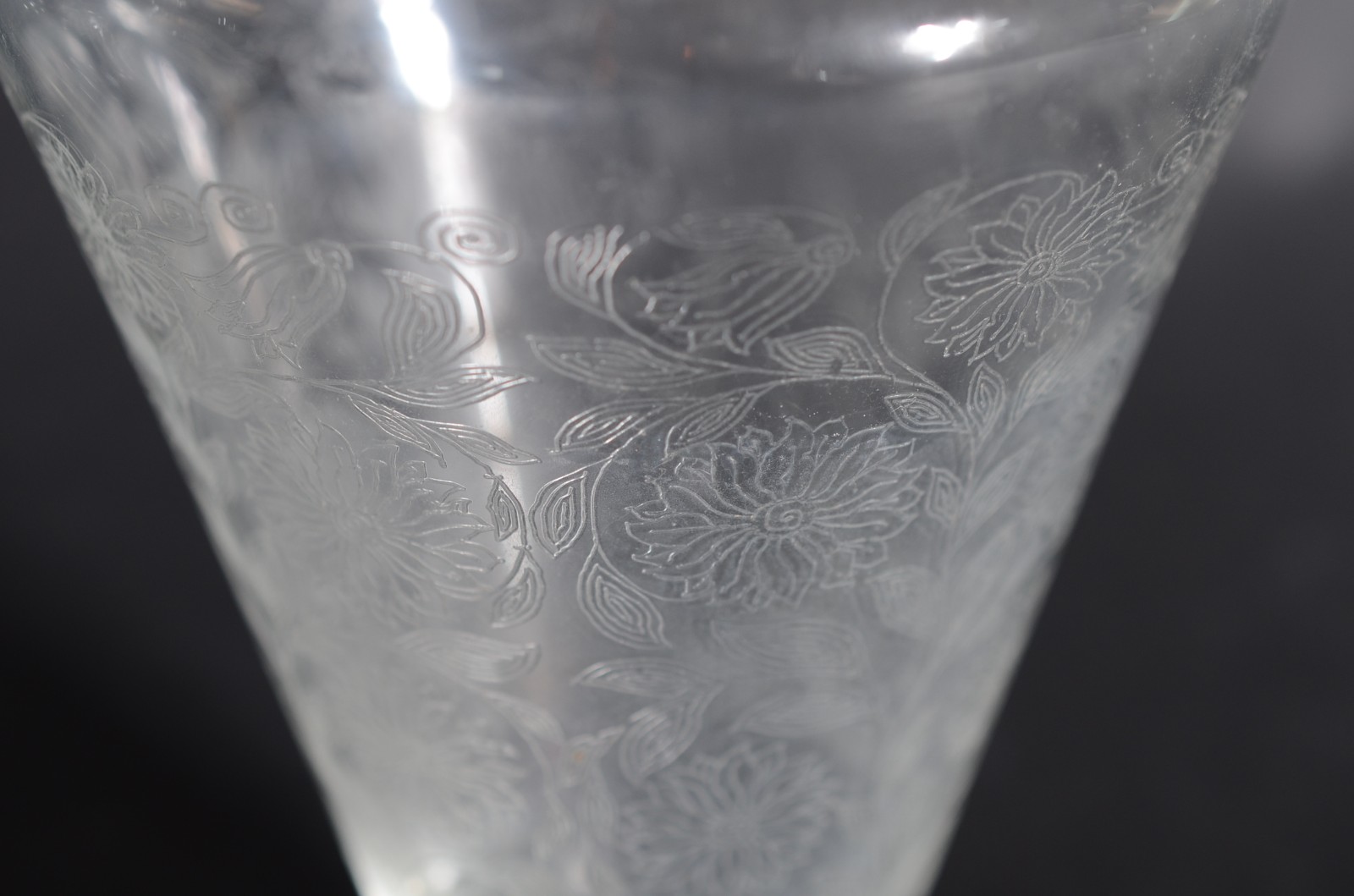 Três garrafas de cristal. Uma lascada na borda. - foto 3 de 10