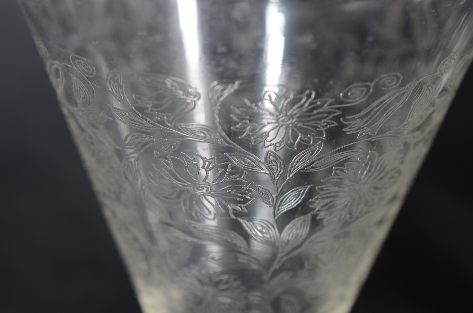 Três garrafas de cristal. Uma lascada na borda. - foto 4 de 10
