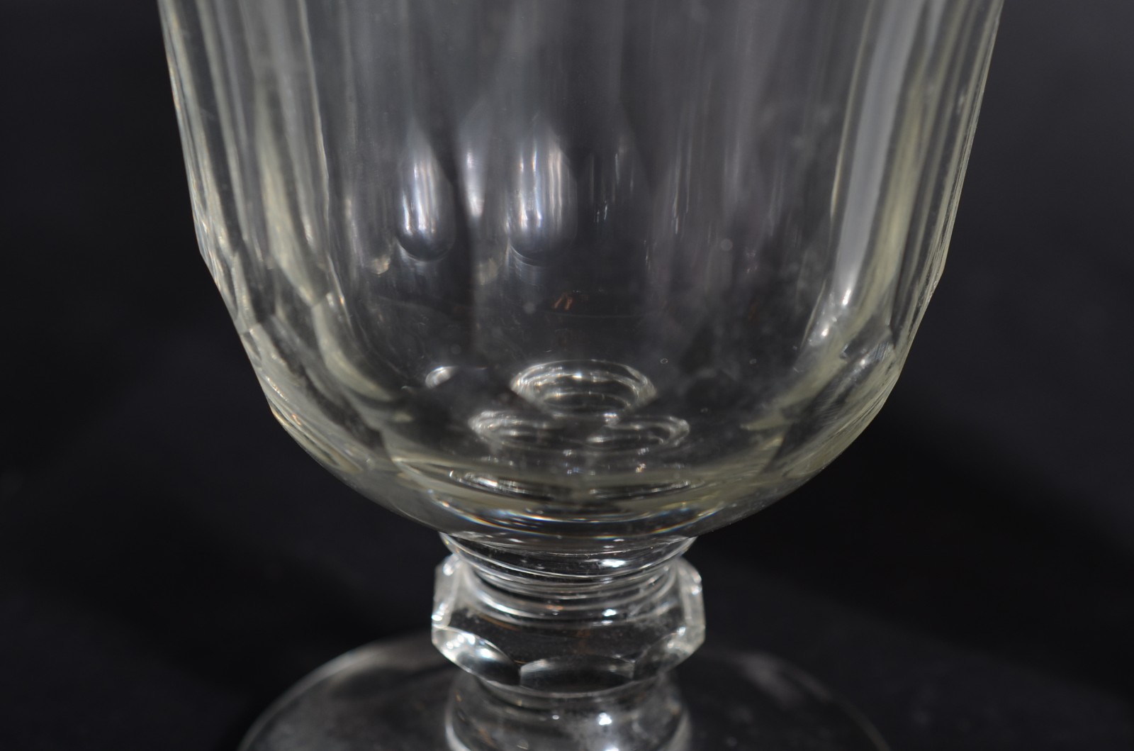 Três garrafas de cristal. Uma lascada na borda. - foto 5 de 10
