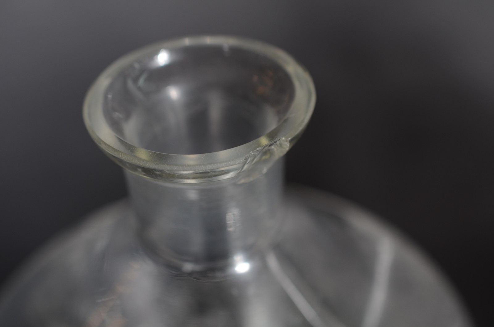 Três garrafas de cristal. Uma lascada na borda. - foto 6 de 10