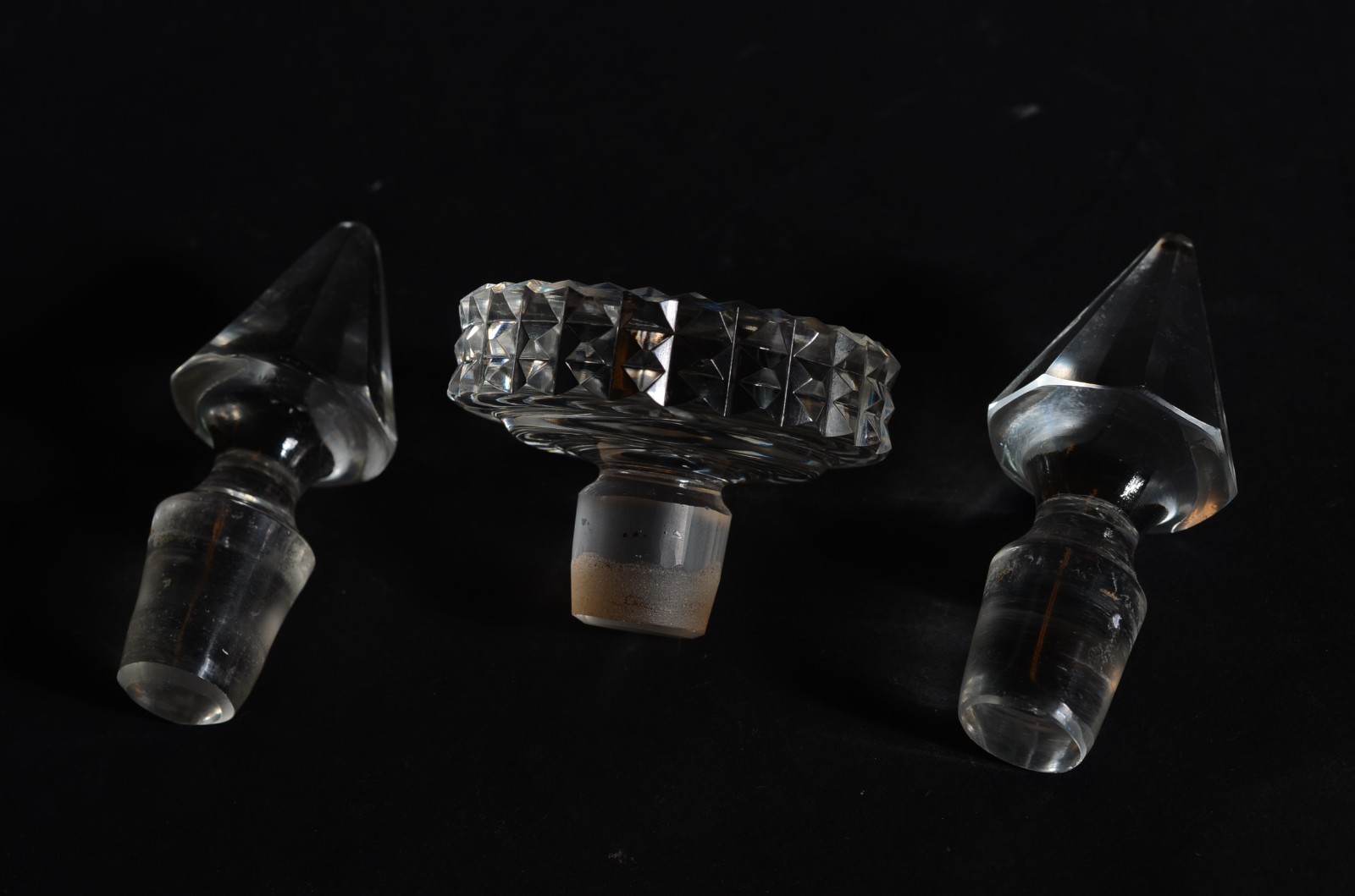 Três garrafas de cristal. Uma lascada na borda. - foto 10 de 10