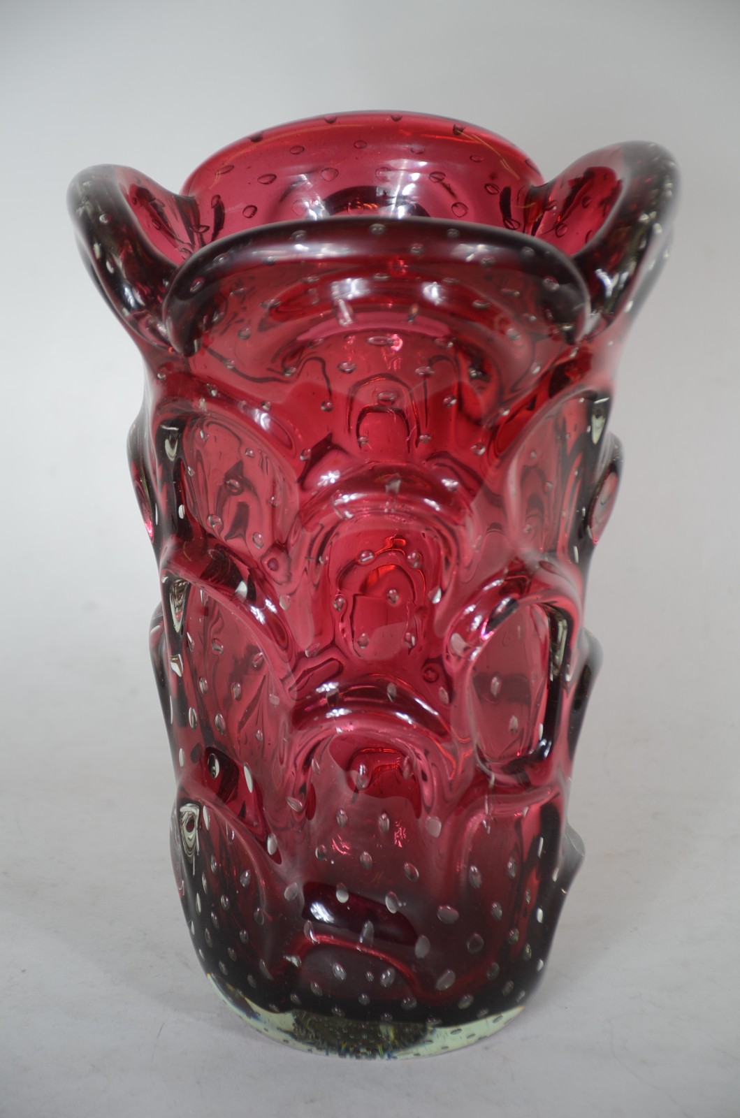 Vaso italiano de murano na cor rubi. Anos 1960. - foto 1 de 5