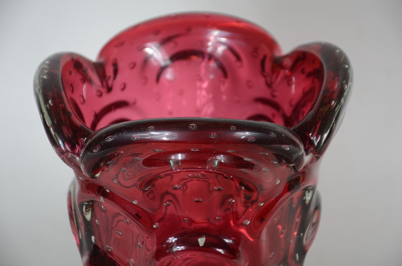 Vaso italiano de murano na cor rubi. Anos 1960. - foto 3 de 5