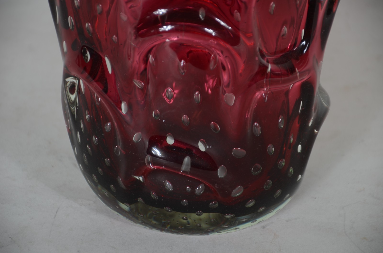 Vaso italiano de murano na cor rubi. Anos 1960. - foto 4 de 5