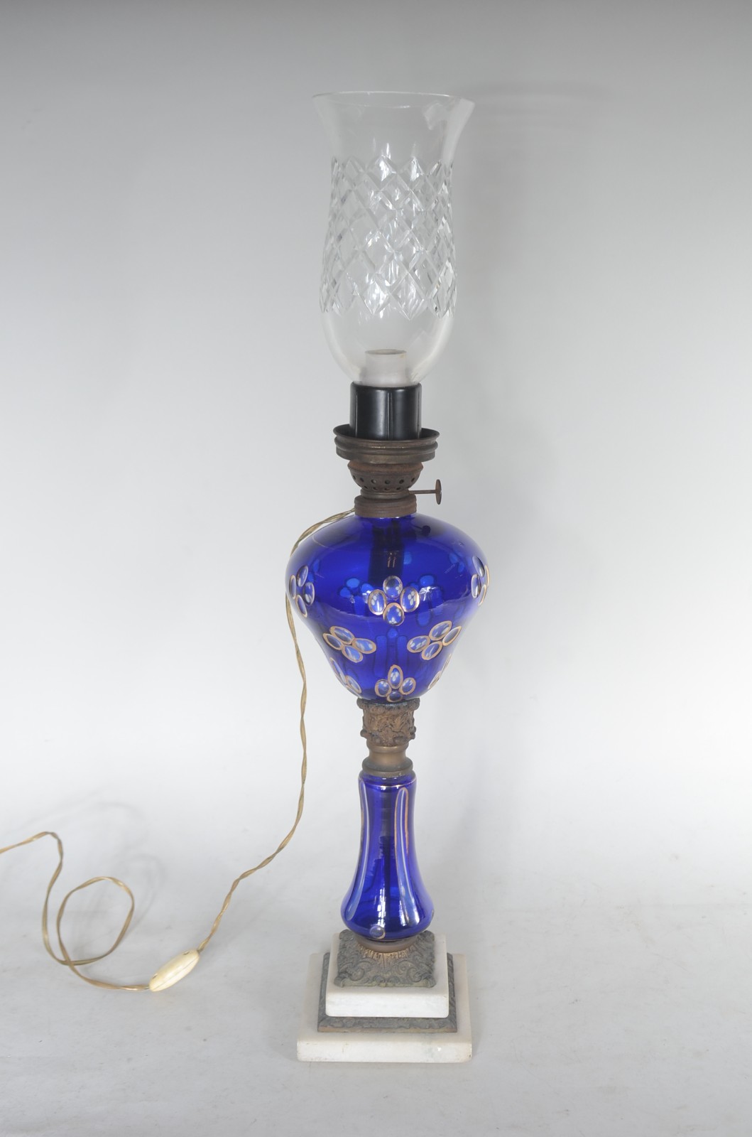 Luminária com bojo de vidro azul, base de mármore, guarnição de metal... - foto 1 de 4