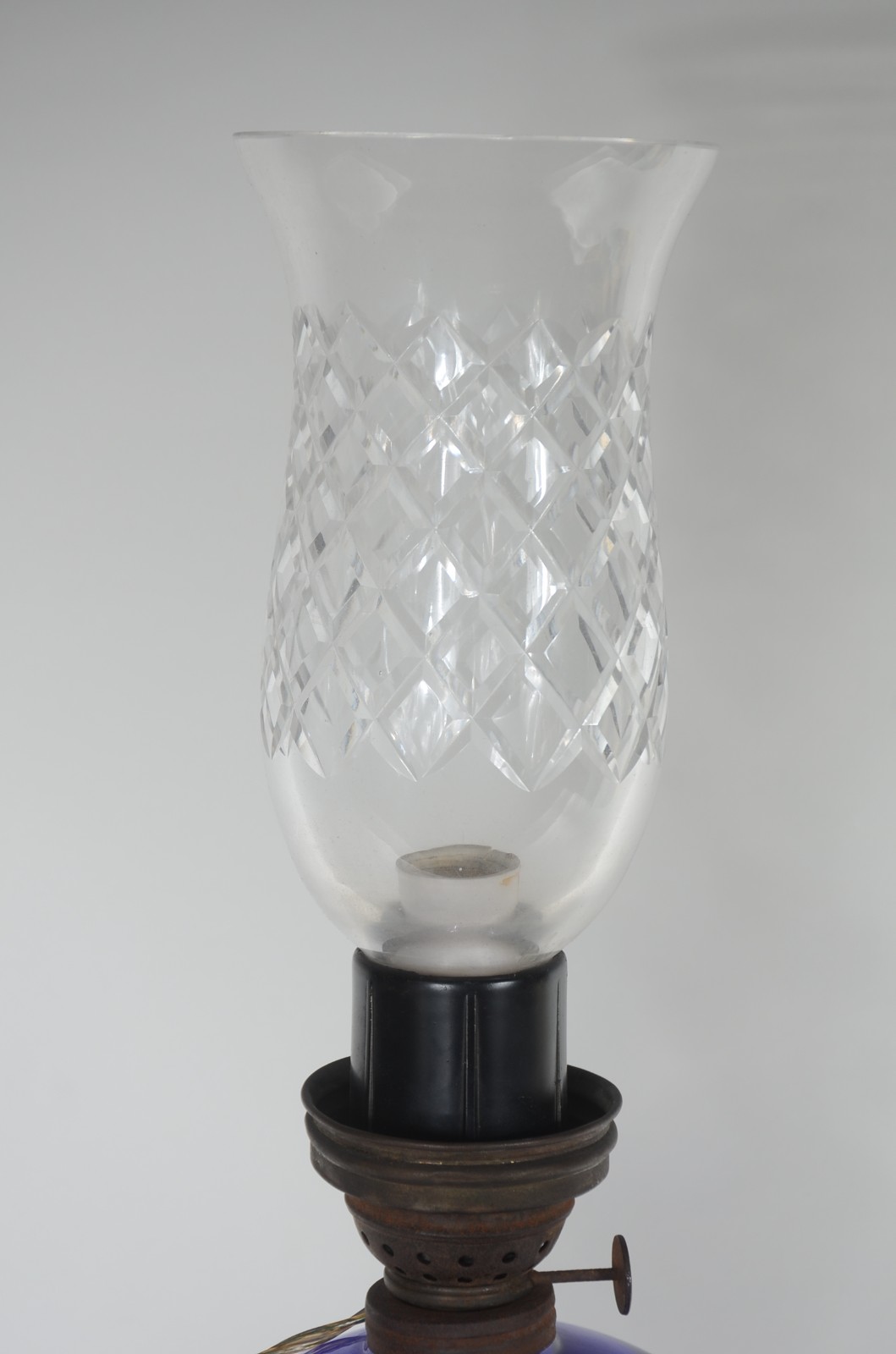 Luminária com bojo de vidro azul, base de mármore, guarnição de metal... - foto 2 de 4