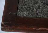 Mesa para bar de madeira, tampo feitio quadrado... - Mesa para bar de madeira, tampo feitio quadrado com mármore, tripé de metal trabalhado.<br><br>
