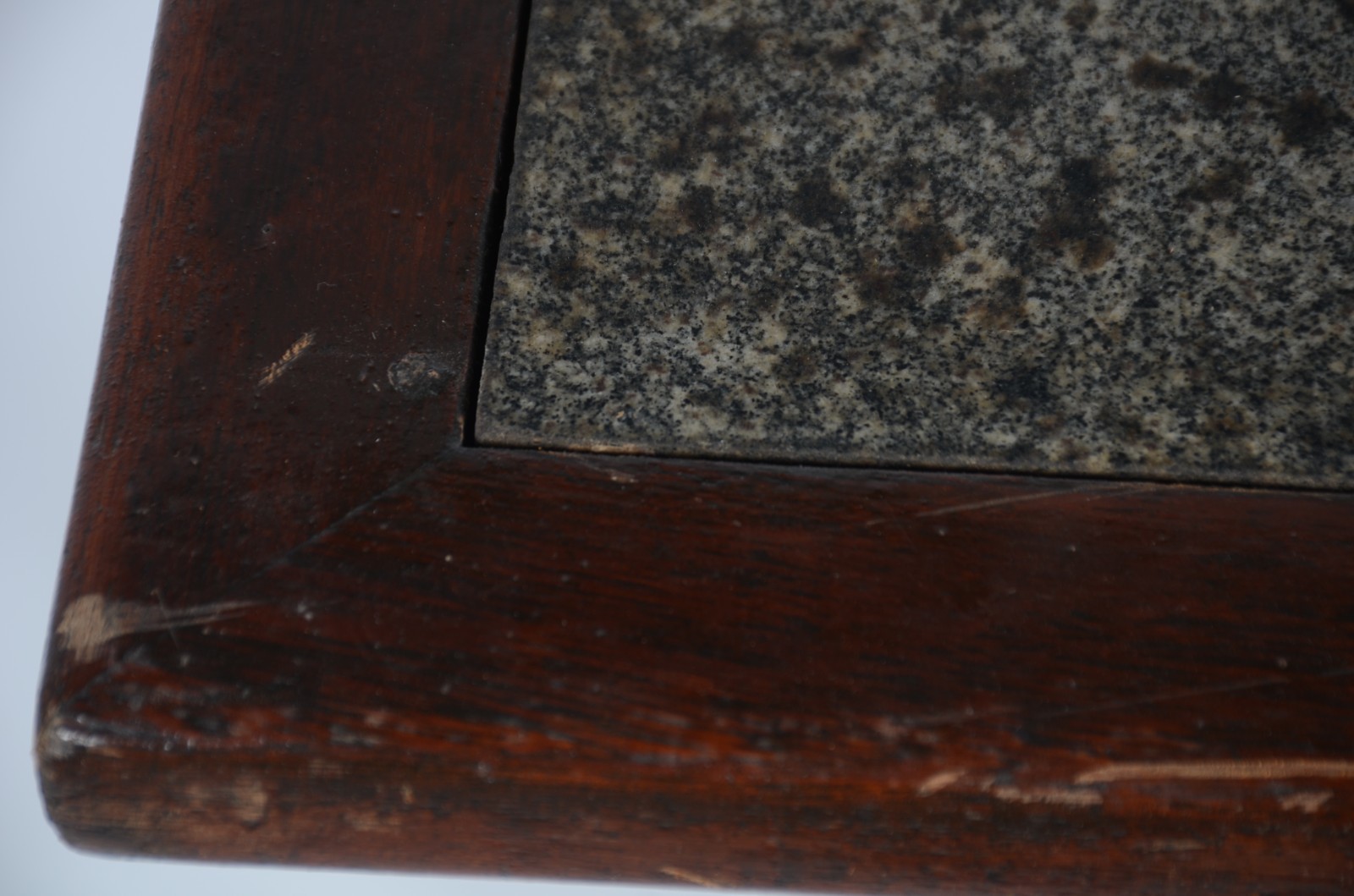 Mesa para bar de madeira, tampo feitio quadrado com mármore, tripé de... - foto 8 de 9