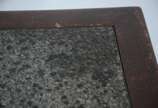 Mesa para bar de madeira, tampo feitio quadrado... - Mesa para bar de madeira, tampo feitio quadrado com mármore, tripé de metal trabalhado.<br><br>