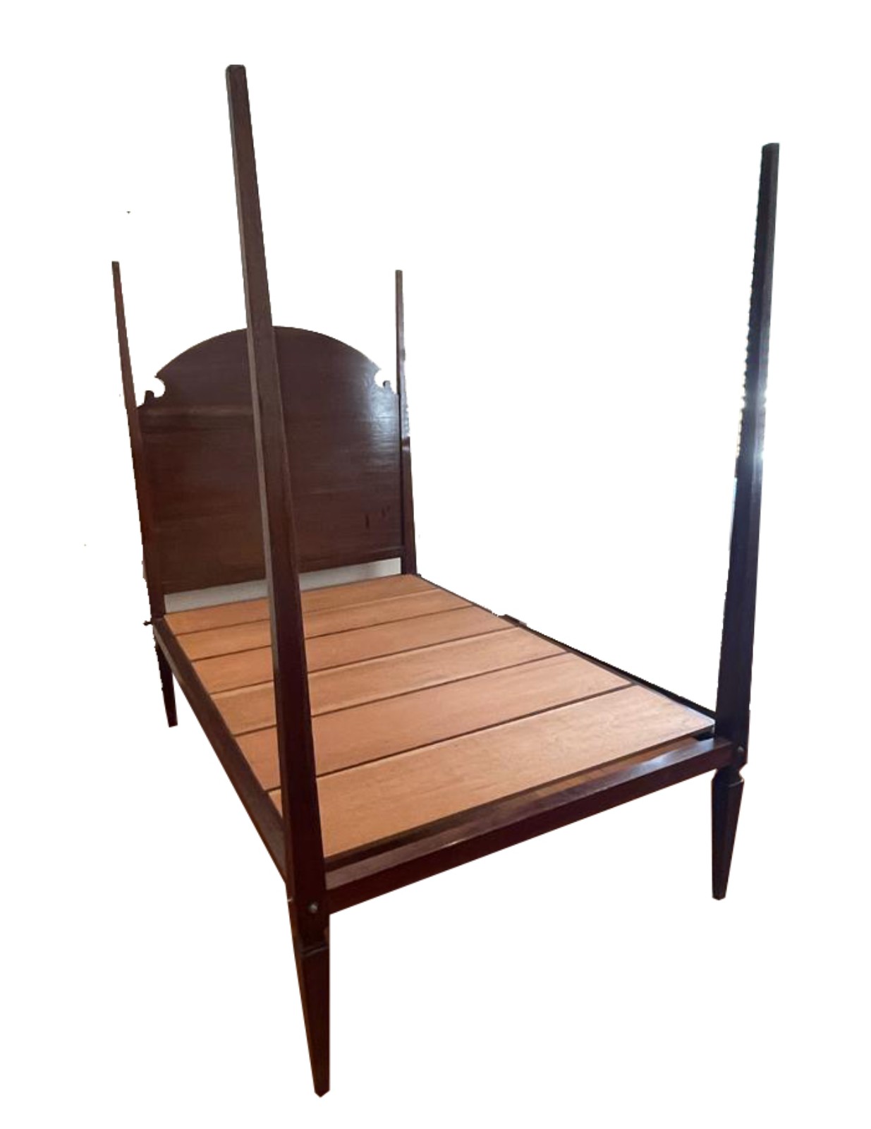 Cama de viúvo de madeira nobre. - foto 1 de 5