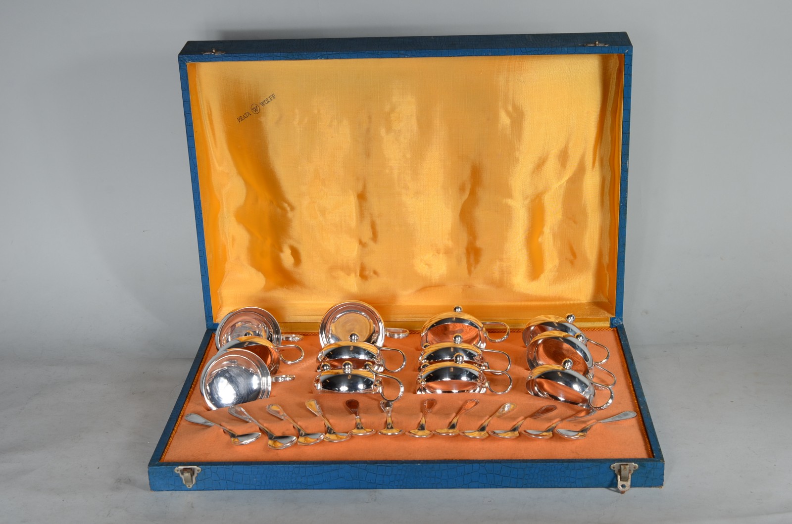 Conjunto para sorvete com 12 taças e colheres de metal prateado. - foto 1 de 7