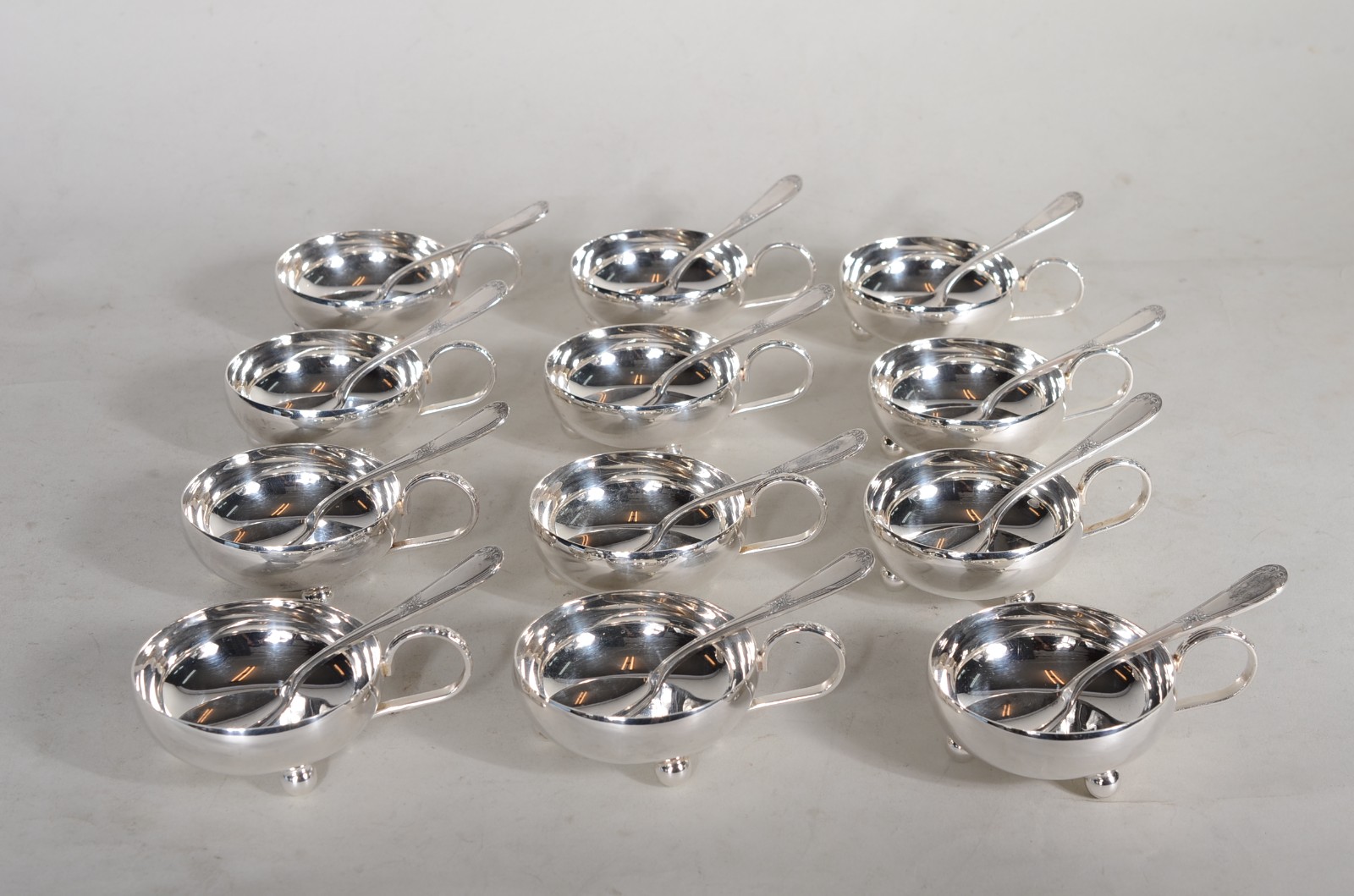 Conjunto para sorvete com 12 taças e colheres de metal prateado. - foto 2 de 7