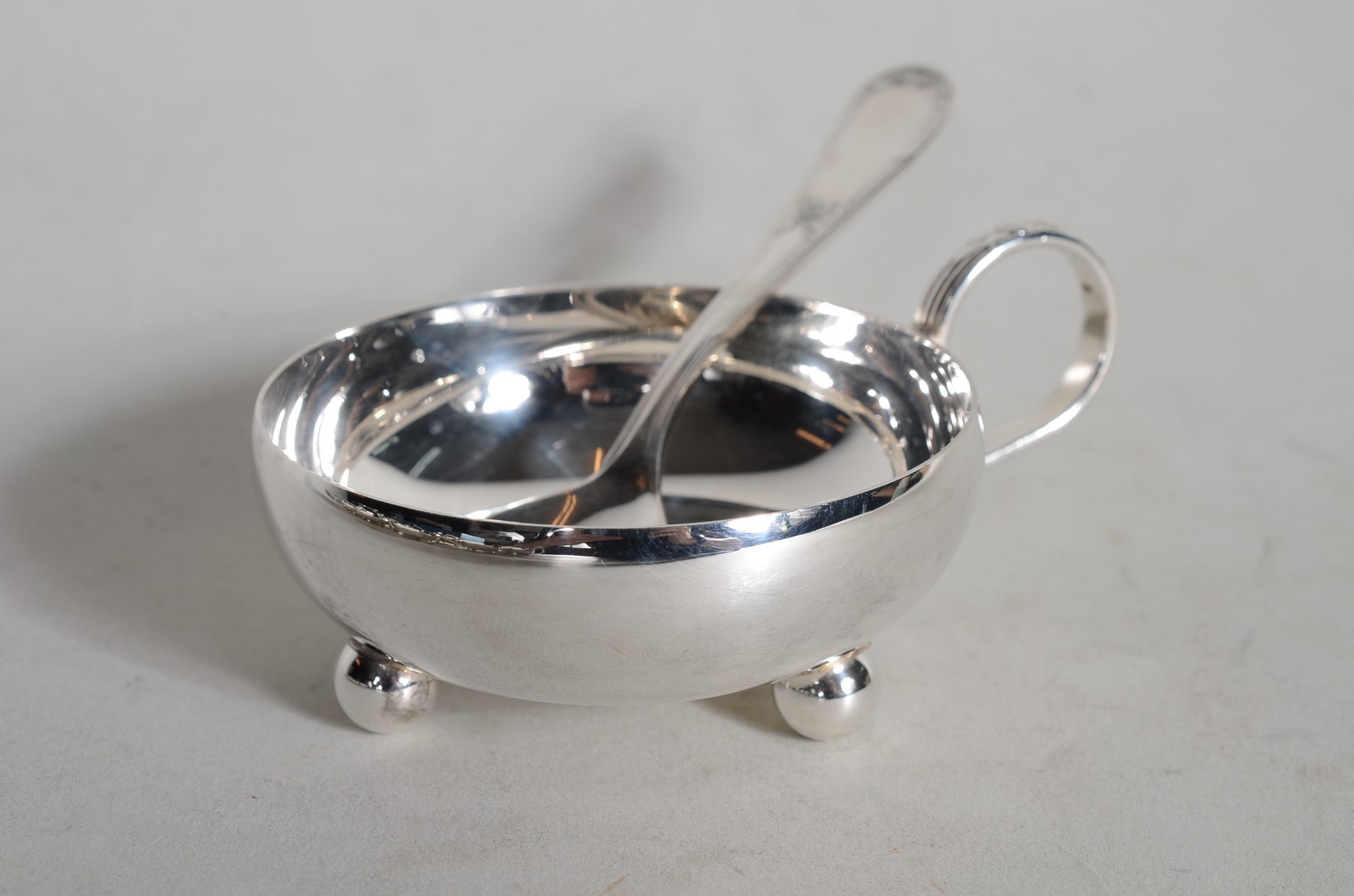 Conjunto para sorvete com 12 taças e colheres de metal prateado. - foto 3 de 7