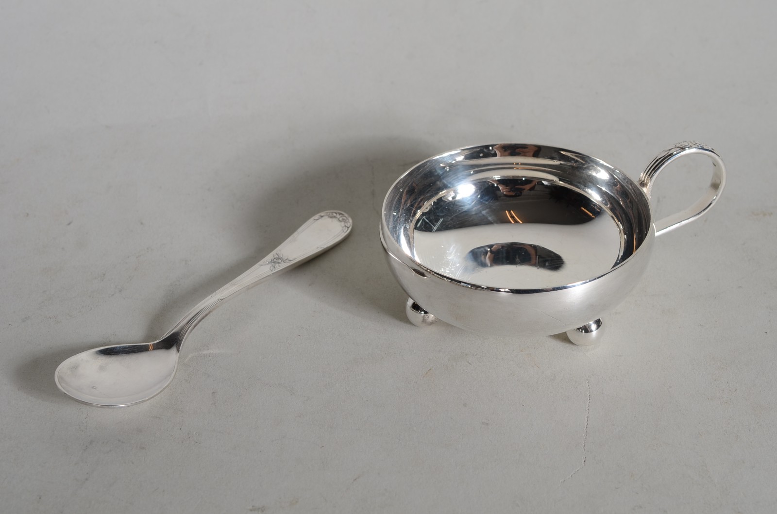 Conjunto para sorvete com 12 taças e colheres de metal prateado. - foto 4 de 7