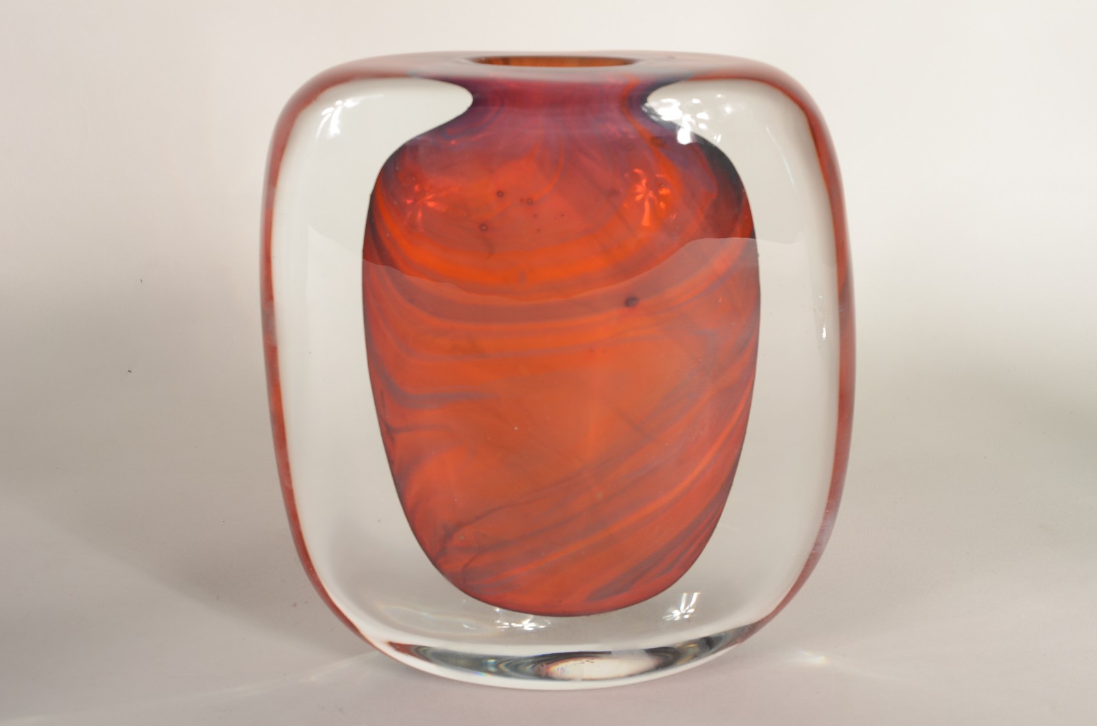 Vaso decorativo de vidro com parte interna na cor ferrugem, assinado. - foto 1 de 5