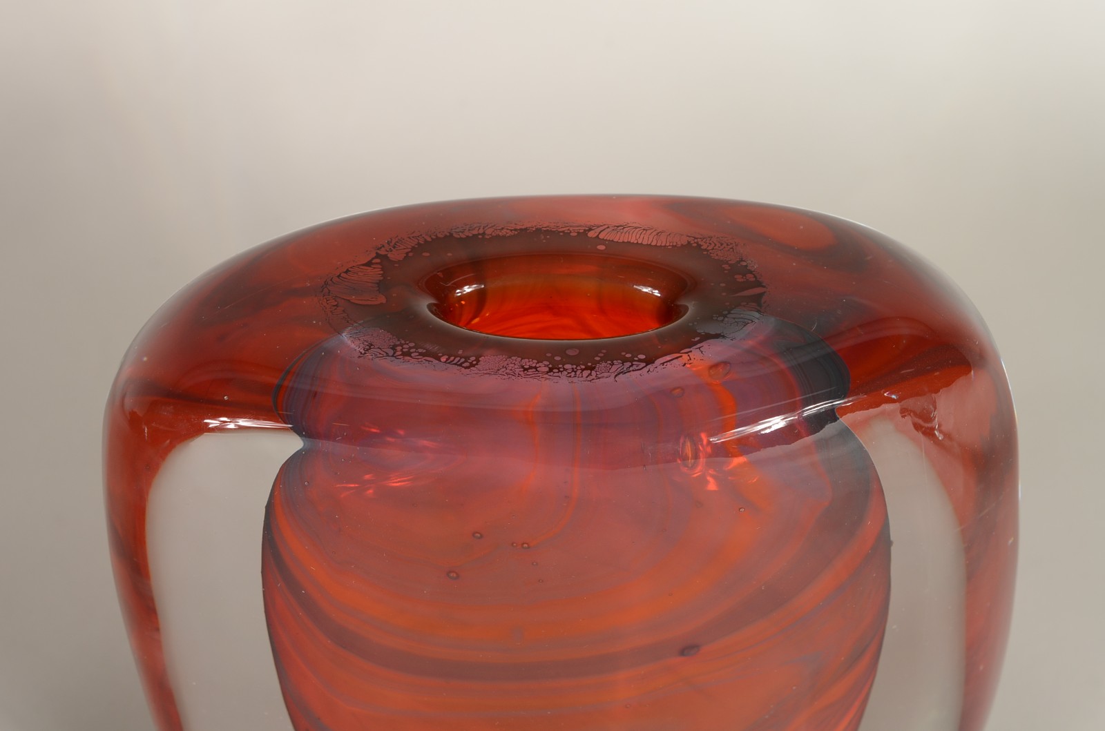 Vaso decorativo de vidro com parte interna na cor ferrugem, assinado. - foto 2 de 5