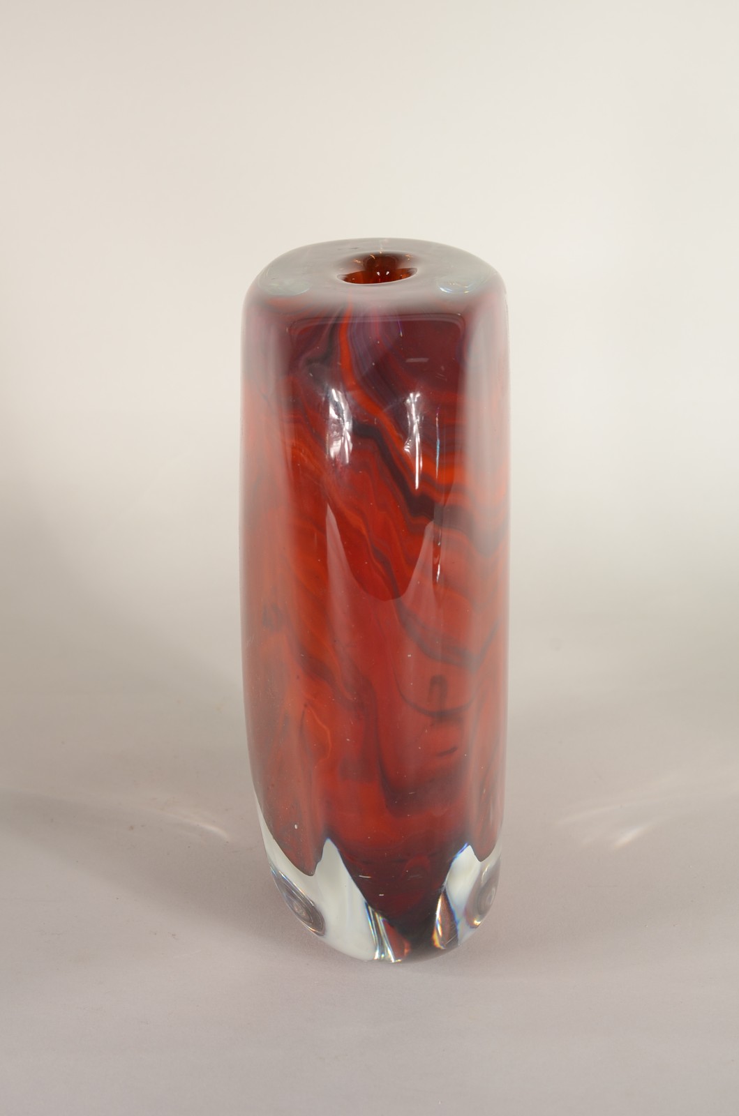 Vaso decorativo de vidro com parte interna na cor ferrugem, assinado. - foto 3 de 5