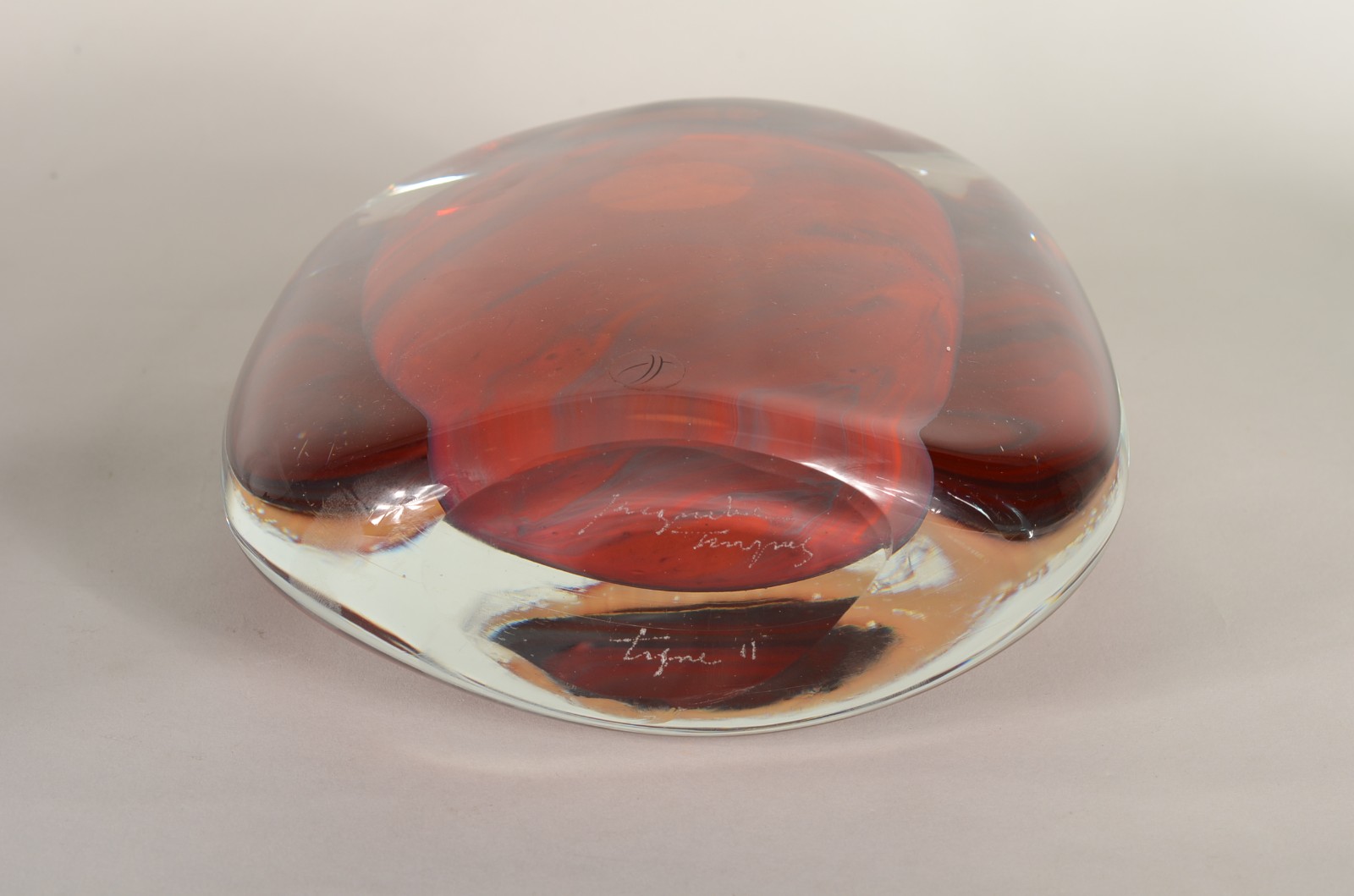 Vaso decorativo de vidro com parte interna na cor ferrugem, assinado. - foto 4 de 5