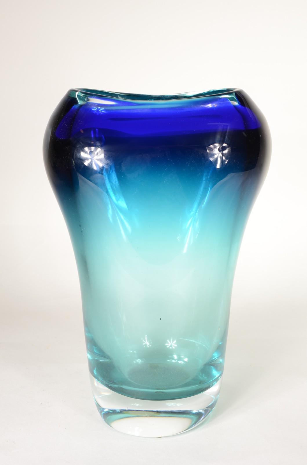 Vaso em bloco de vidro decorativo na cor azul degradê. - foto 1 de 6