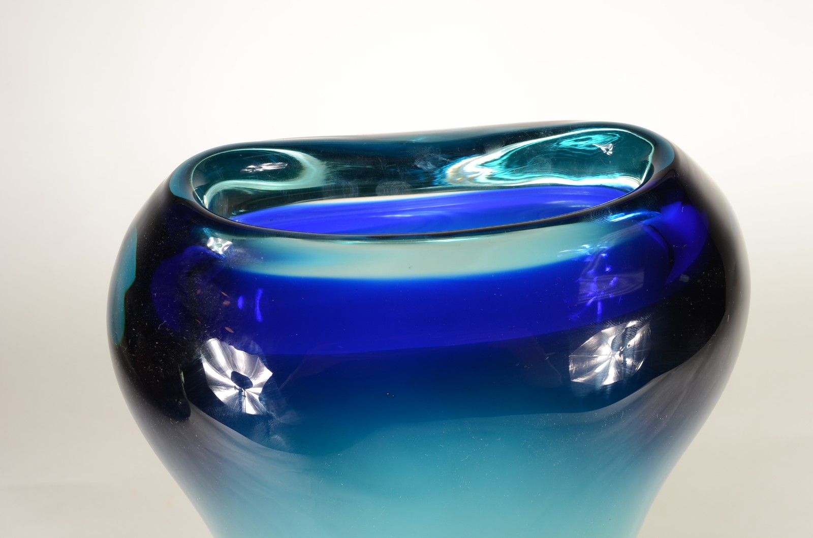Vaso em bloco de vidro decorativo na cor azul degradê. - foto 2 de 6