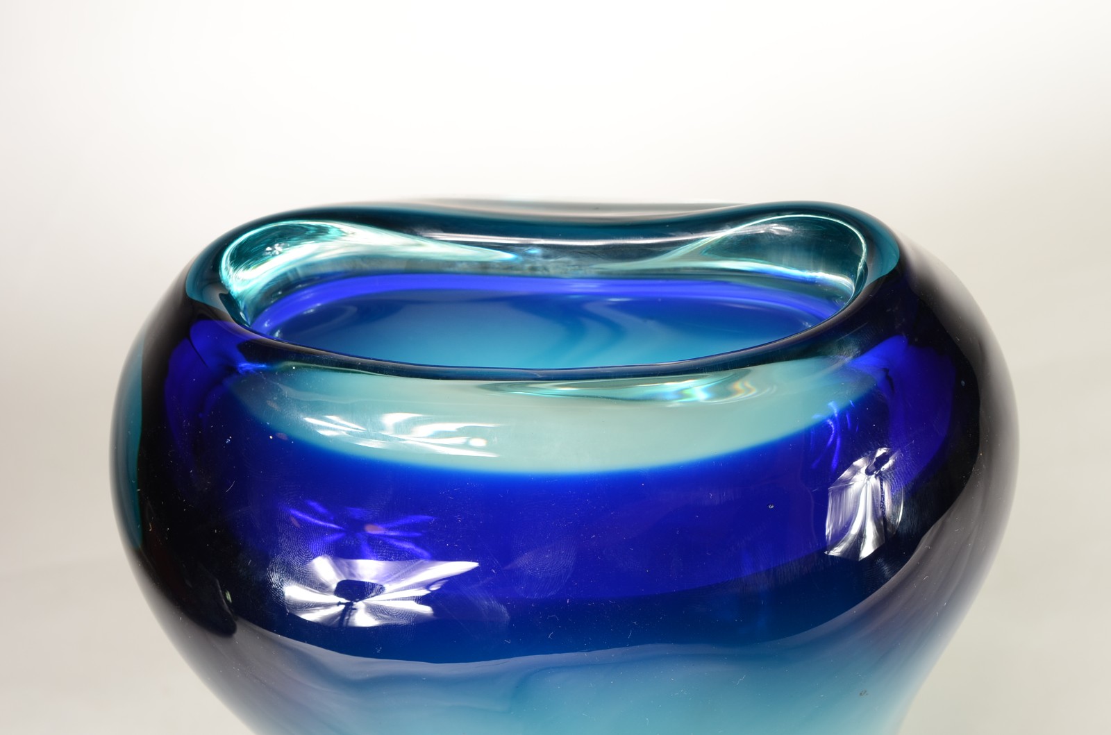 Vaso em bloco de vidro decorativo na cor azul degradê. - foto 4 de 6