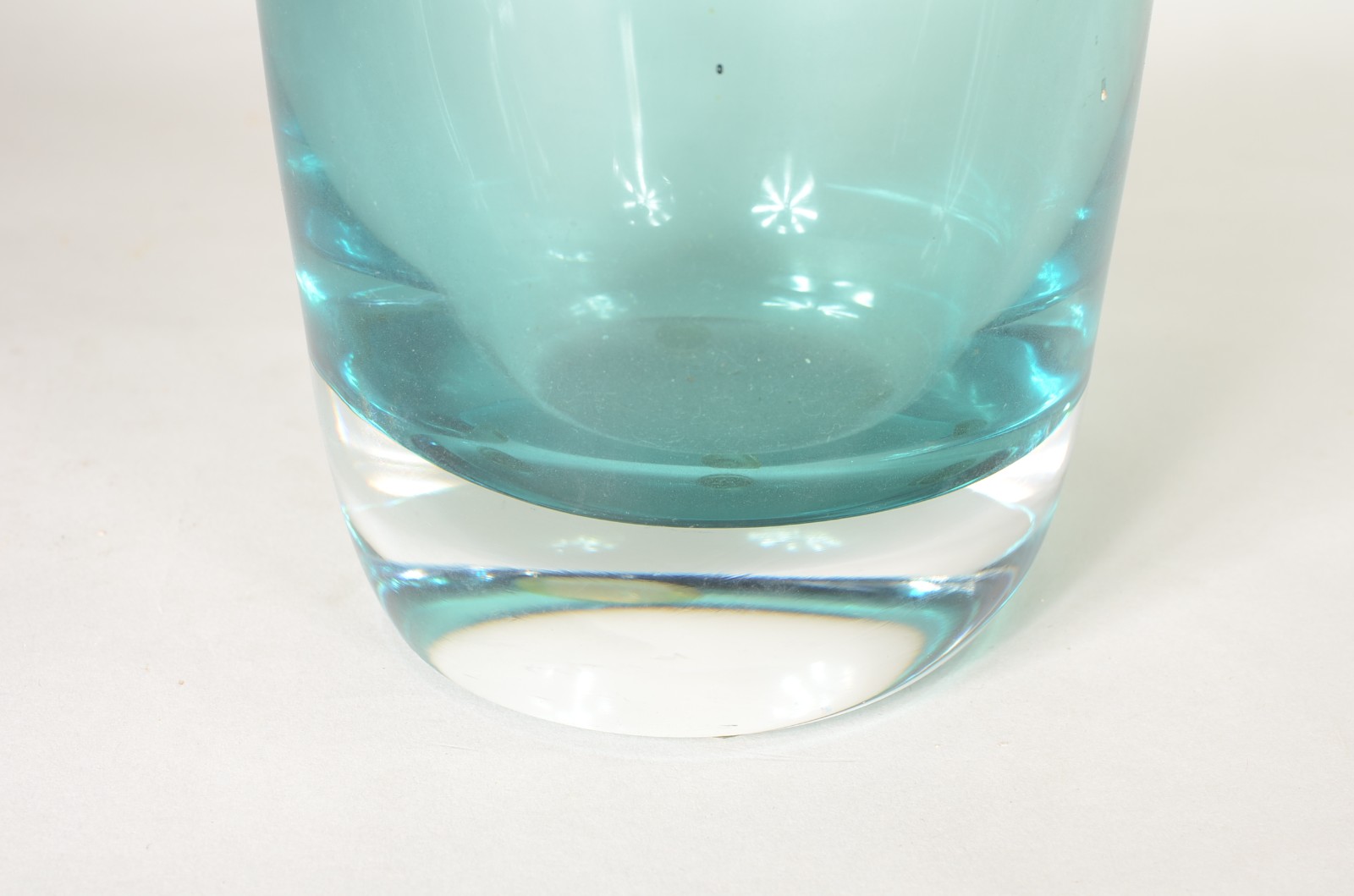 Vaso em bloco de vidro decorativo na cor azul degradê. - foto 5 de 6