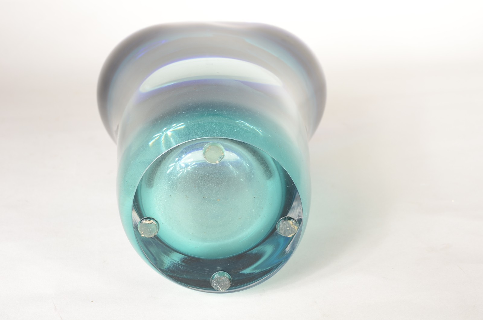 Vaso em bloco de vidro decorativo na cor azul degradê. - foto 6 de 6